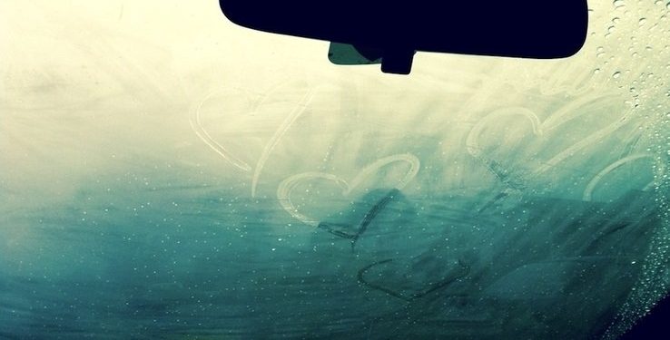 Parują ci szyby w samochodzie? Jest na to GENIALNY sposób! Każdy ma to w domu – kosztuje mniej niż 1 zł