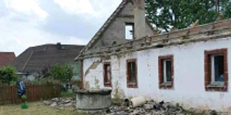 Robiła remont starego domu. To co odkryli w ścianie robotnicy mocno nią wstrząsnęło! Nie mogła powstrzymać łez… (zdjęcia)