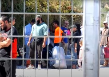 Urzędniczka z Niemiec wyznała coś przerażającego. “Masturbują się pod biurkiem, macają przy rozporkach, bawią się…” (wideo)