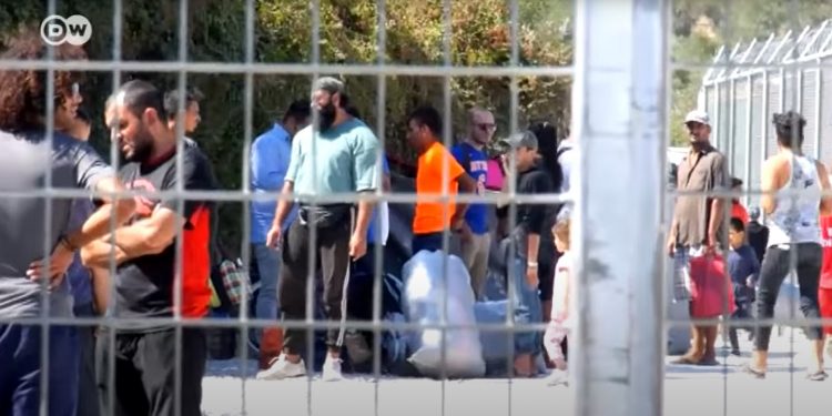 Urzędniczka z Niemiec wyznała coś przerażającego. “Masturbują się pod biurkiem, macają przy rozporkach, bawią się…” (wideo)