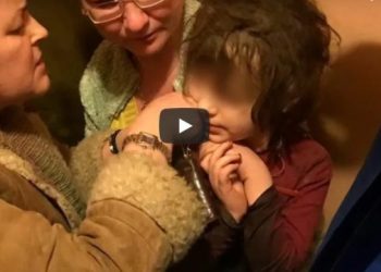 Usłyszeli płacz dziecka, gdy otworzyli zamarli. To co zrobili dziewczynce przeraża [WIDEO]