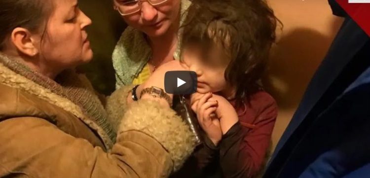 Usłyszeli płacz dziecka, gdy otworzyli zamarli. To co zrobili dziewczynce przeraża [WIDEO]