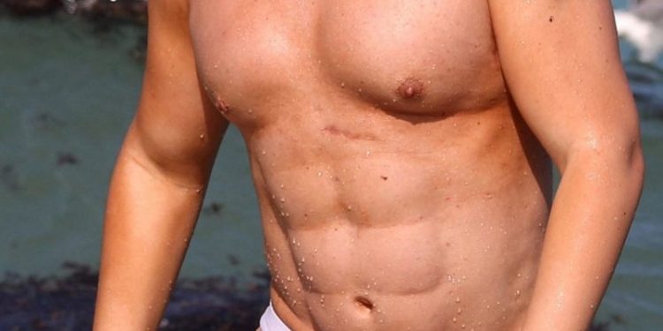 Powiększył sobie nie tylko usta. Popatrz w dół…