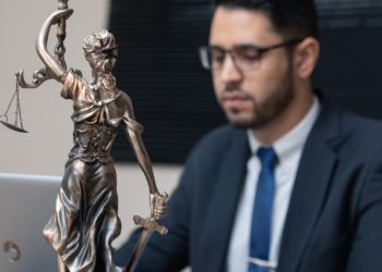 Rodzice w kryzysie wychowawczym. Co zrobić, gdy dziecko się buntuje i kiedy wkracza sąd